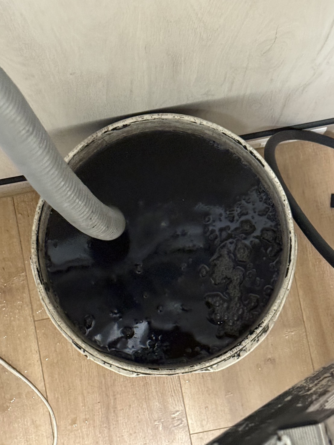 水垢堵塞排水管與冷氣深層髒水 清洗後