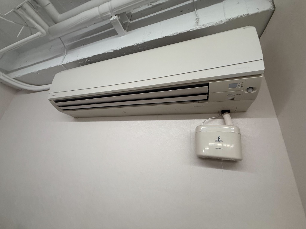 台北市中山區大金壁掛冷氣與外掛式排水器損壞滴水檢修現場